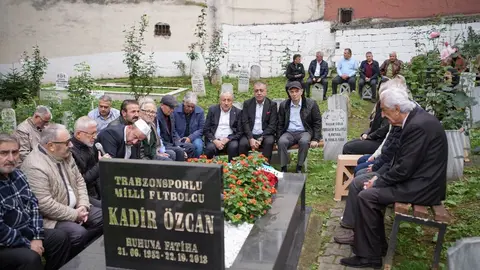 Kadir Özcan'ın Akçaabat Dürbinar Mahallesi Mezarlığı'ndaki kabri başında düzenlenen anma töreni