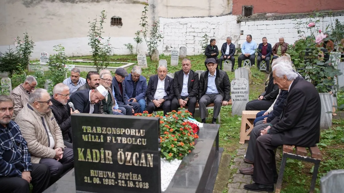 Kadir Özcan'ın Akçaabat Dürbinar Mahallesi Mezarlığı'ndaki kabri başında düzenlenen anma töreni
