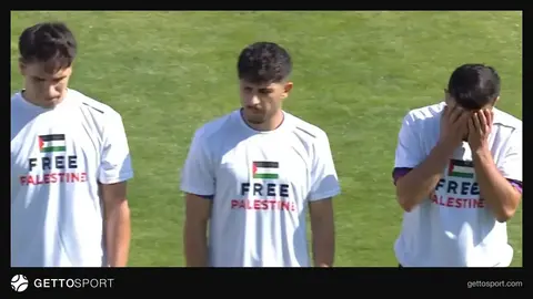 Kahta 02 futbolcuları sahaya 'Özgür Filistin' tişörtleriyle çıkarken