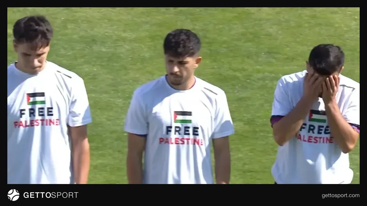 Kahta 02 futbolcuları sahaya 'Özgür Filistin' tişörtleriyle çıkarken