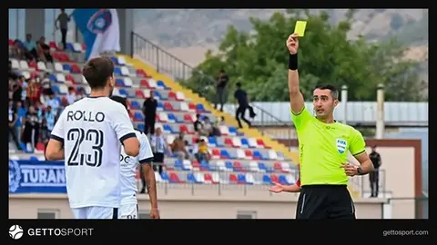 Futbol hakimi meydanda matçı idarə edir