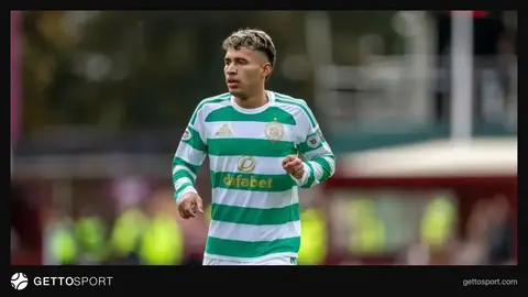 Kamilo Duran Seltik forması ilə stadion kənarında
