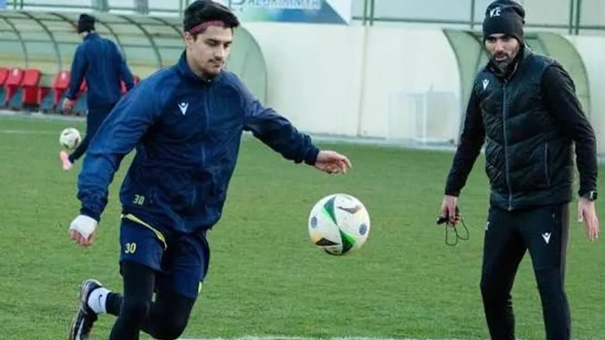 MOİK-in futbolçusu Kamran Quliyev oyundan sonra danışır