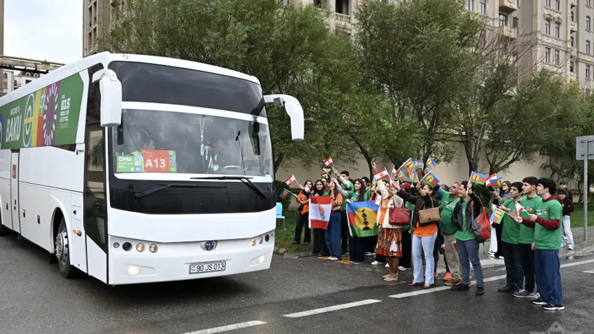 Atletlər Kəndi qarşısında Kanaki və Fransız Polineziya azarkeşləri ilə dəstək aksiyası