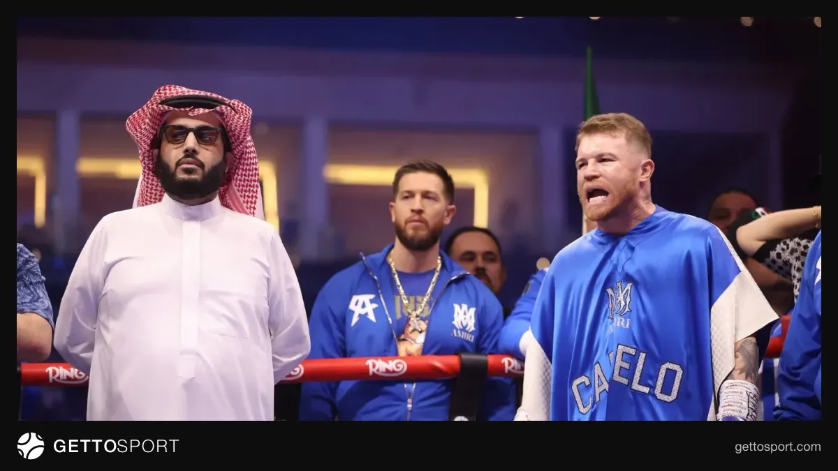 Saul Kanelo Alvares məşq zalında, əlcəklərlə məşq edir