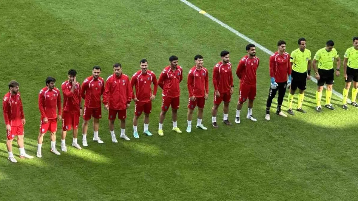 Karabük İdman Yurdu futbolcuları ve boş stat çevresi