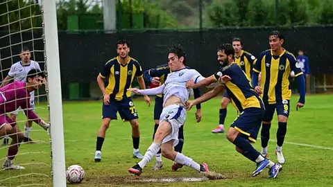 Karacabey Belediyespor oyuncularının gol sonrası sevinci