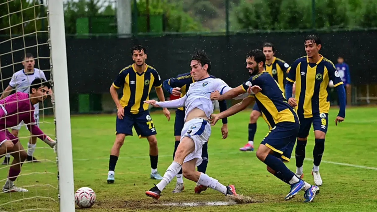 Karacabey Belediyespor oyuncularının gol sonrası sevinci