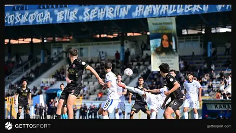 Karacabey Belediyespor oyuncuları penaltı sevinci yaşarken görüntü