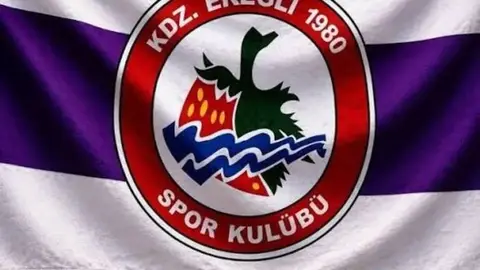 Karadeniz Ereğli 1980 futbolcuları galibiyeti kutluyor