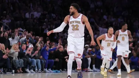 Karl-Anthony Towns Knicks formasıyla saha kenarında düşünürken