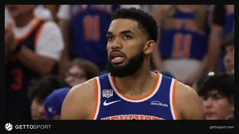 Karl-Anthony Towns sahada Knicks formasıyla düşünceli şekilde