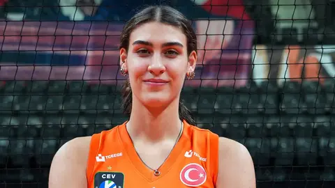 Eczacıbaşı Peron formasıyla Karmen Aksoy'un stüdyo fotoğrafı veya takım formasıyla poz