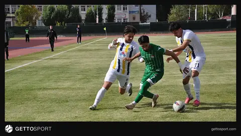 Kars 36 Spor futbolcuları tribünlere gidip taraftarlarla galibiyeti kutluyor