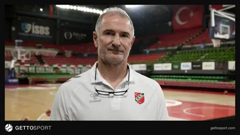 Nenad Markovic basın toplantısında konuşurken