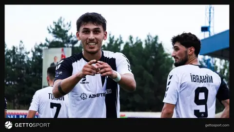 Karvan‑Yevlax və Gəncəbasar futbolçuları oyunda top uğrunda mübarizə aparır