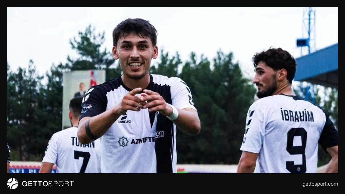 Karvan‑Yevlax və Gəncəbasar futbolçuları oyunda top uğrunda mübarizə aparır