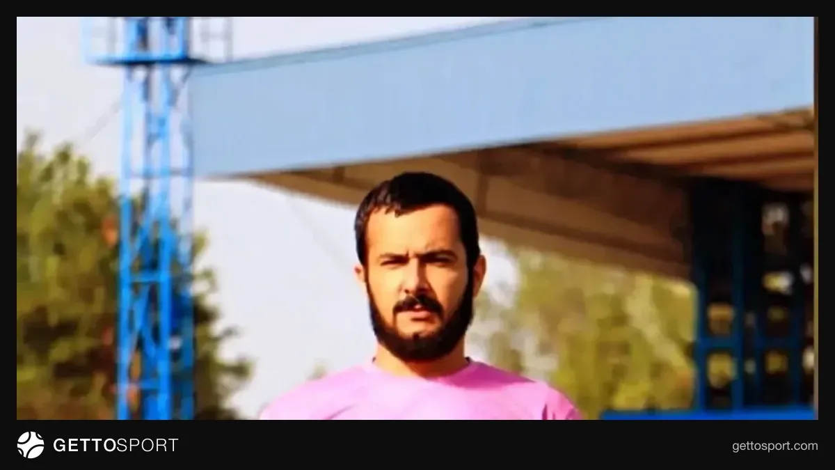 Orxan Sadıqlı qapıda oyun zamanı azarkeşlərə jest edir