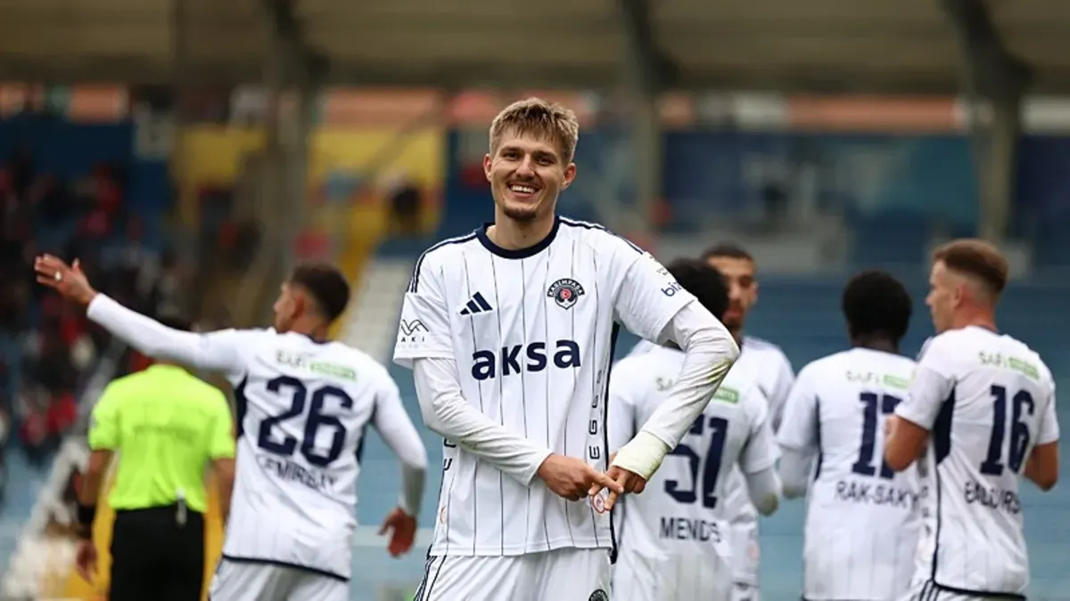 Kasımpaşa oyuncuları sahada ısınırken, Emre Belözoğlu kenarda talimat verirken