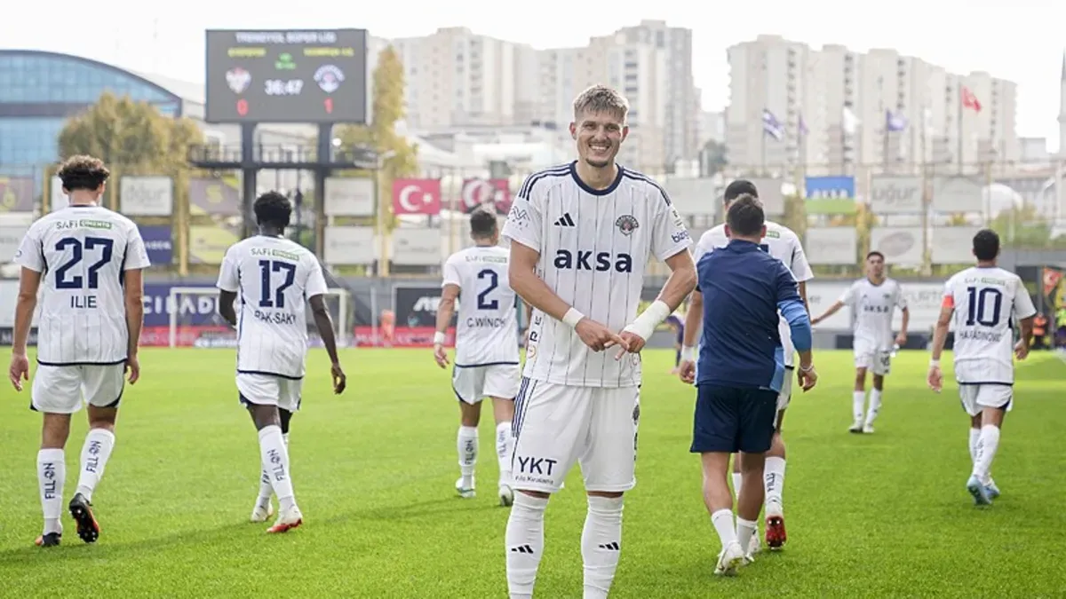 Kasımpaşa oyuncuları galibiyeti kutluyor, Adrian Benedyczak gol sevinci