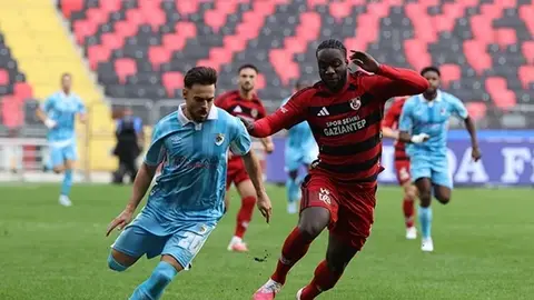 Kasımpaşa futbolçuları Eyüpsporla səfər oyununda sevinir