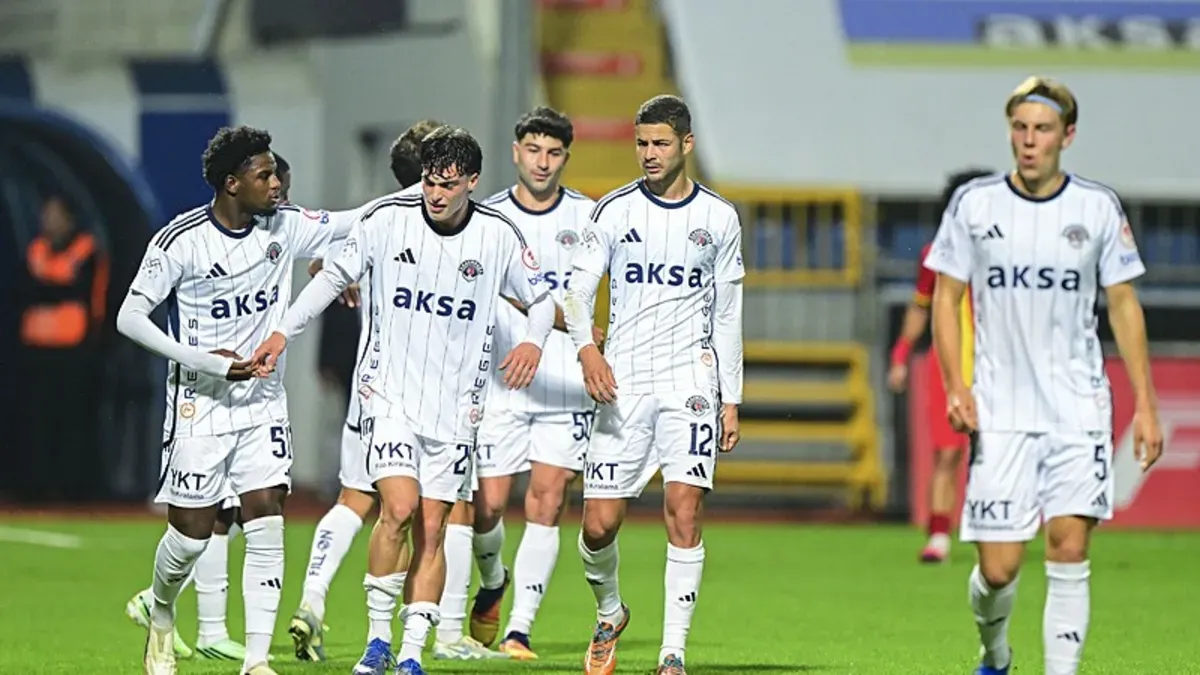 Kasımpaşa oyuncuları gol sevinci yaşarken