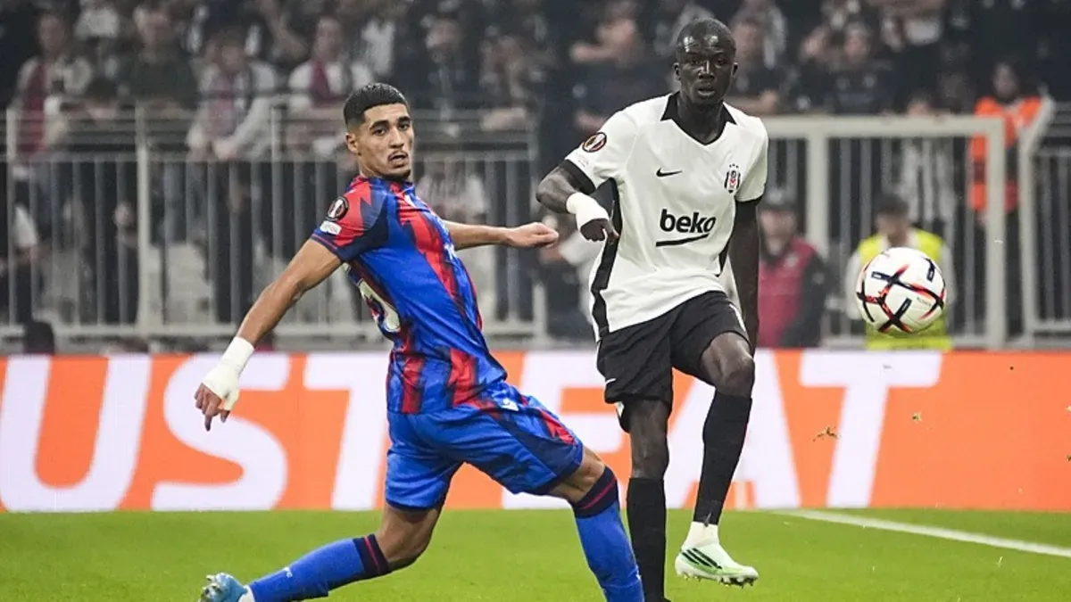Beşiktaş formasıyla Kassoum Ouattara tribünlere el sallıyor
