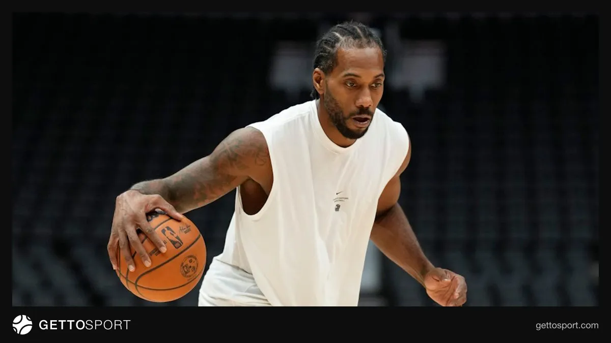 Kavai Leonard Raptors forması ilə məşqdə, topu əlində saxlayır