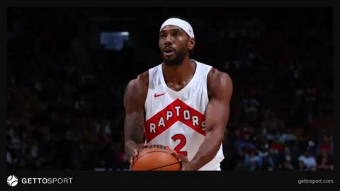 Kawhi Leonard Raptors formasıyla top sürerken, taraftarlar arkada