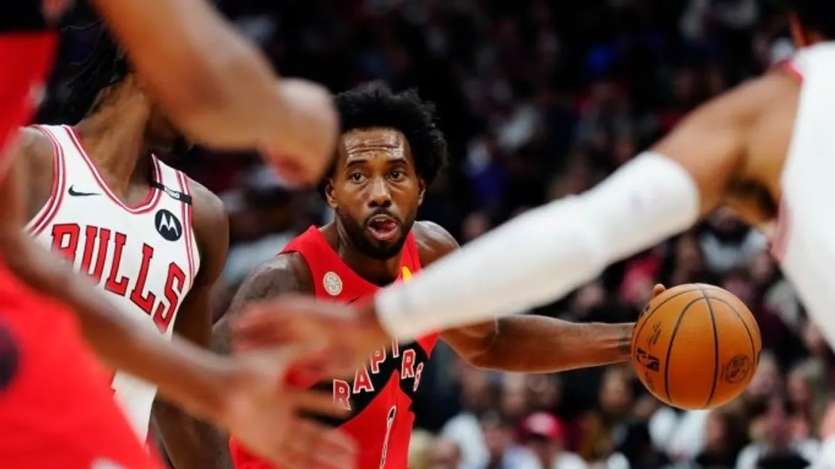 Kawhi Leonard Raptors formasıyla top sürerken maçtan bir kare