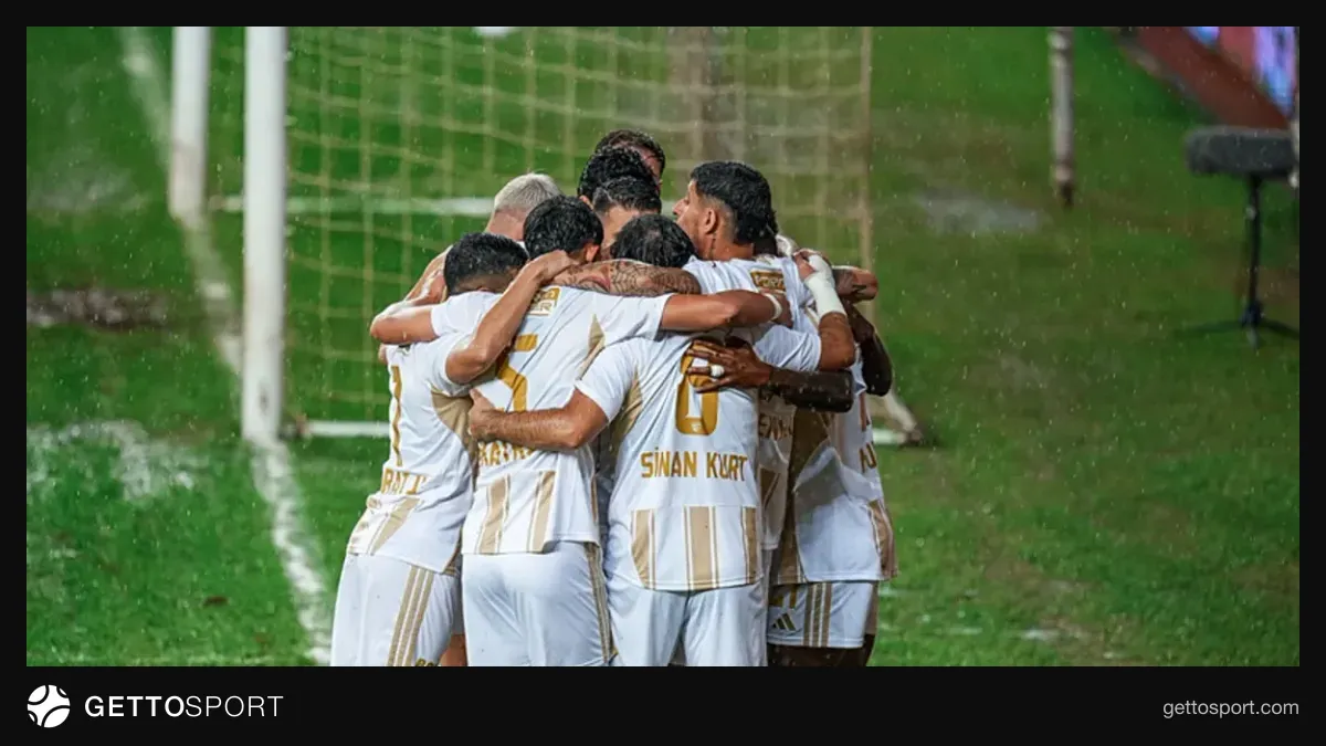 Kayserisporlu futbolcular gol sevincini kutluyor
