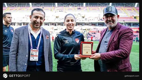 Kayserispor yöneticileri Asen Albayrak'a plaket takdim ederken