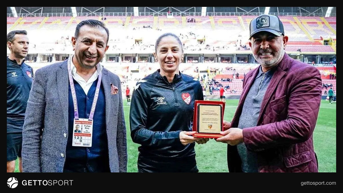 Kayserispor yöneticileri Asen Albayrak'a plaket takdim ederken