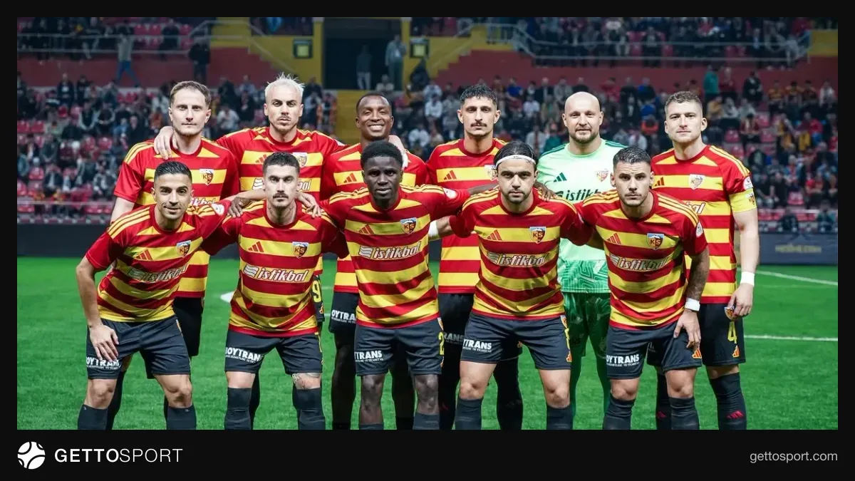 Kayserispor oyuncuları takım halinde saldırıya çıkarken maçtan görüntü