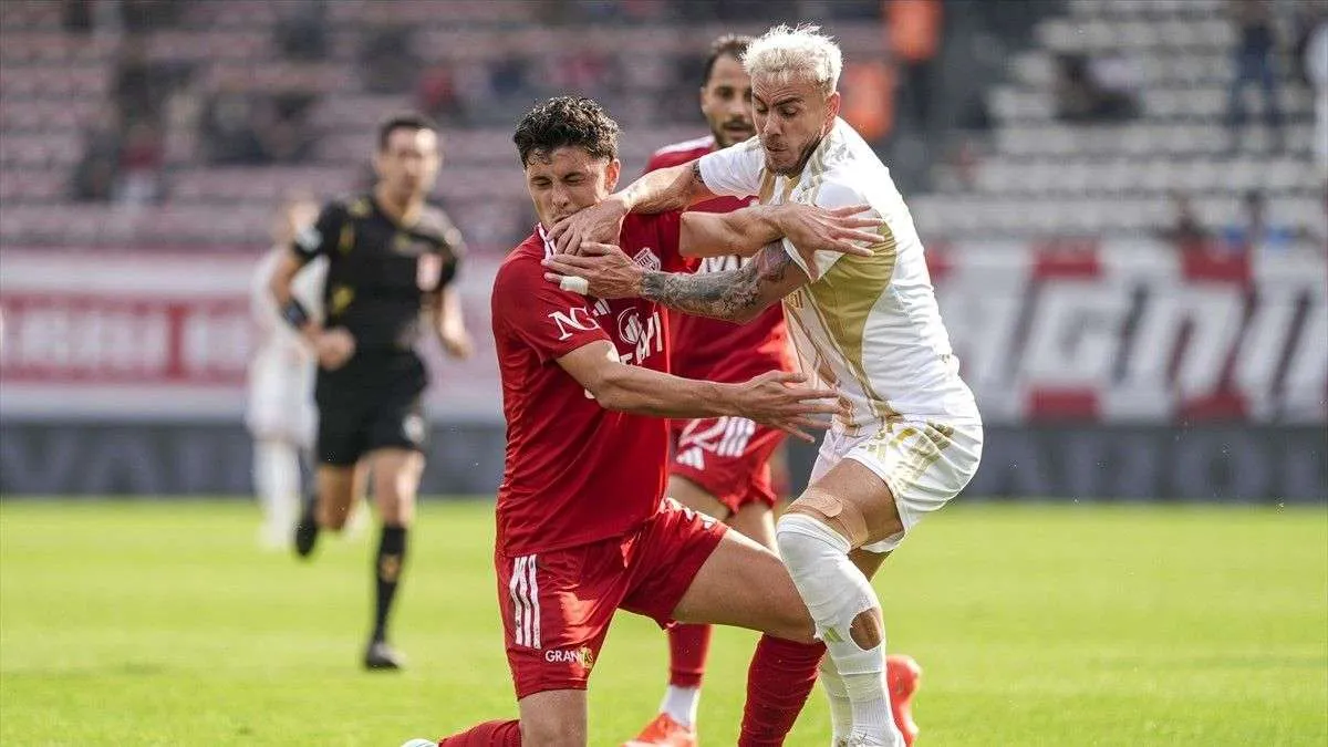 Pendikspor-Kayserispor maçında penaltı ve kırmızı kart anı