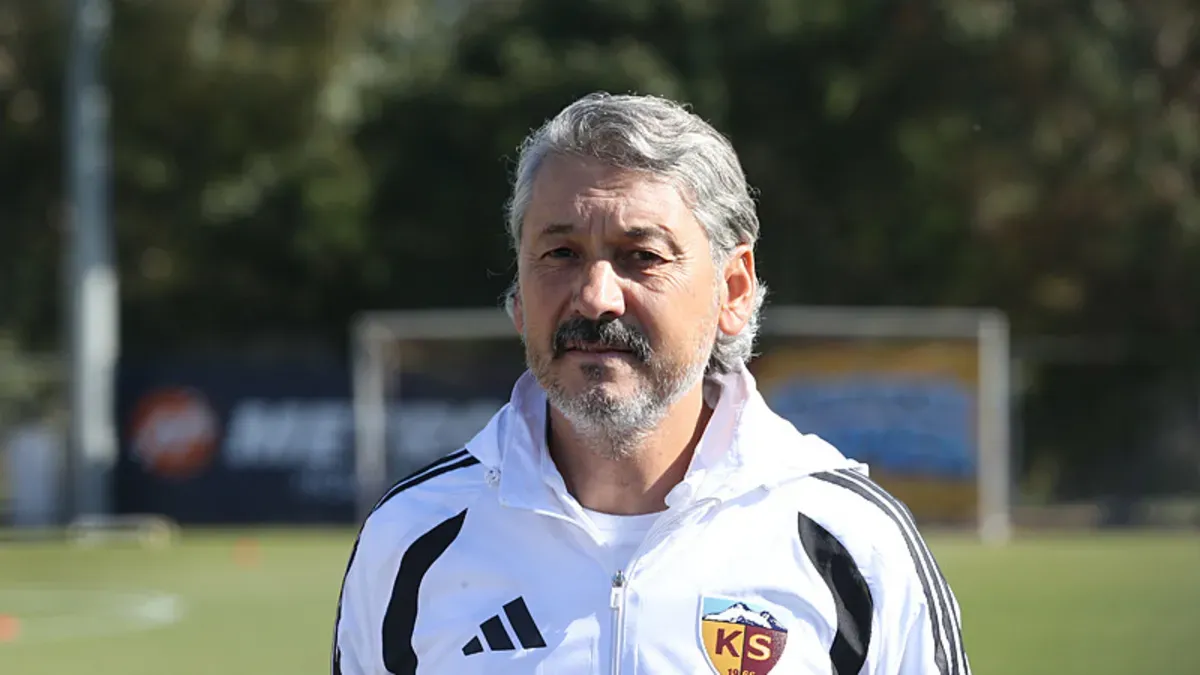 Kayserispor oyuncuları antrenmanda çift kale maç çalışırken