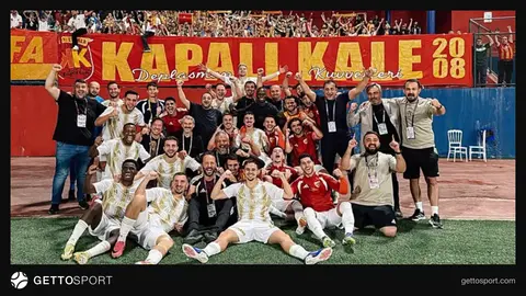Kayserispor taraftarları deplasmana gidiyor, stadyum önünde polis ve taraftarlar