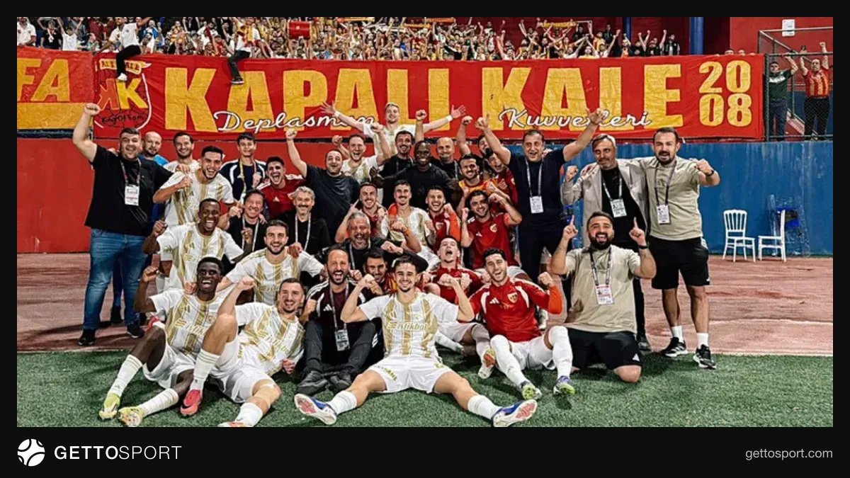 Kayserispor taraftarları deplasmana gidiyor, stadyum önünde polis ve taraftarlar