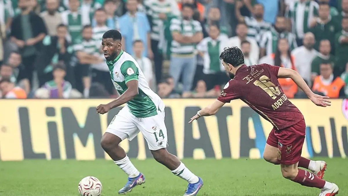 Kelechi Iheanacho Bursaspor formasıyla gol sevinci yaşarken