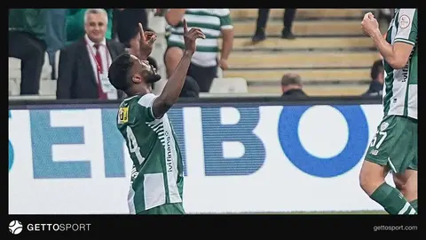 Kelechi Iheanacho gol sevincinde aşçı şapkası takmış şekilde dua eder pozisyonunda