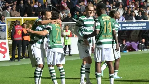 Bursaspor oyuncuları gol sevinci ve Iheanacho maçta gol atarken