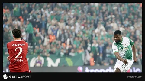 Bursaspor formasıyla Kelechi Iheanacho gol sevinci hakim poz