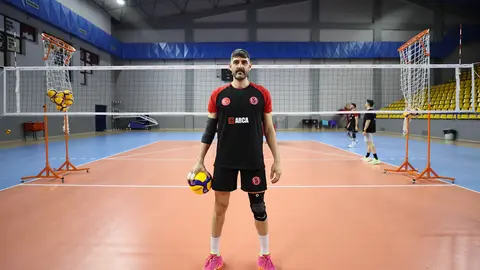 Voleybolcu Kemal Kayhan saha içerisinde antrenman yaparken