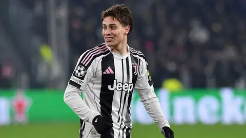 Kenan Yıldız Juventus formasıyla top sürüyor