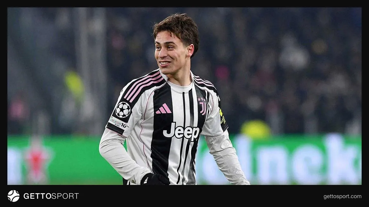 Kenan Yıldız Juventus formasıyla top sürüyor