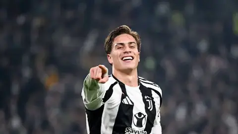 Kənan Yıldız futbol forması ilə meydanda