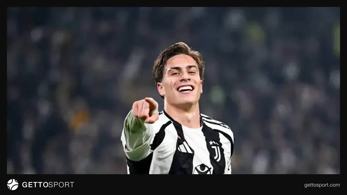 Kənan Yıldız futbol forması ilə meydanda