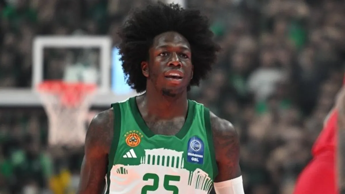Kendrick Nunn Panathinaikos formasıyla saha kenarında