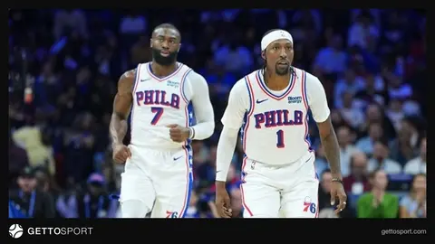 Kentavious Caldwell-Pope 76ers formasıyla saha kenarında konuşuyor