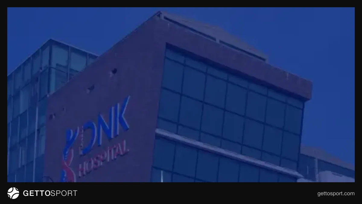 Kəpəz futbol forması və stadionun LED monitorunda DNK İstanbul Hospital loqosu